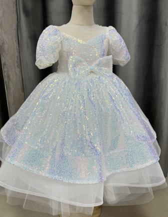 Продам шикарное белое блестящее платье для девочки ростом 110-116 см