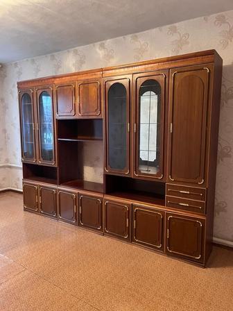 Горка из чистого дерева ещё есть шифоньер с дерева очень большой вместител