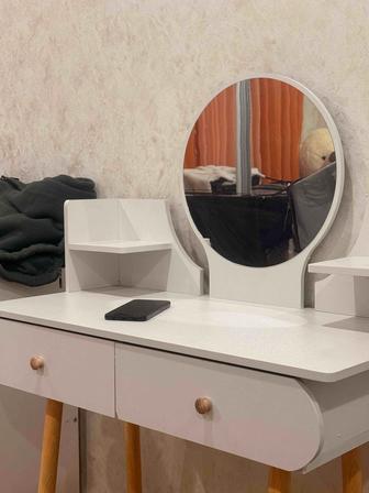 Продам туалетный столик