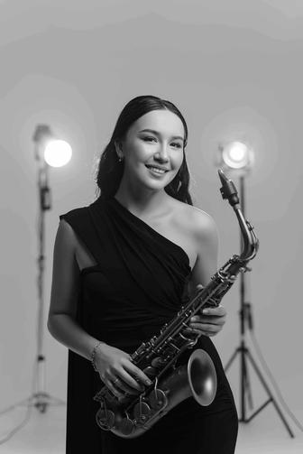 Саксофонистка на все мероприятия