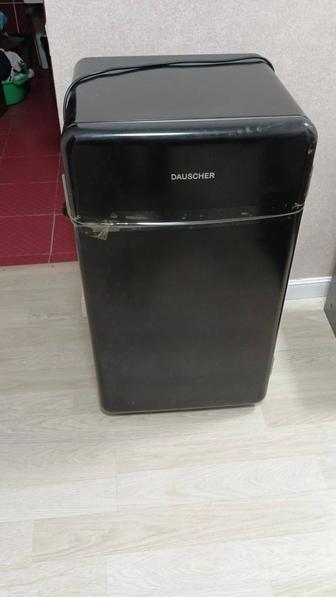 Продам холодильник маленький Dauscher, работает, с морозильником, черный