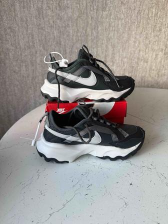 Продам кроссовки