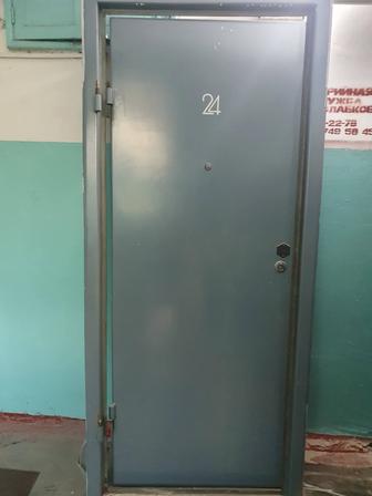 Продам металлическую дверь б/у