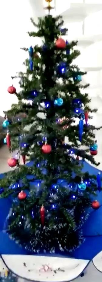 Новогодняя елка. Игрушка снеговик и олень под елку