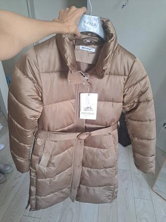 Продам пуховик Италия бежевого цвета