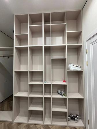 Продается высокий светлый стеллаж