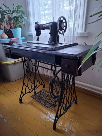 Машинка швейна