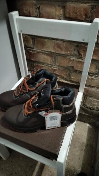 Продам ботинки 41 размера новые