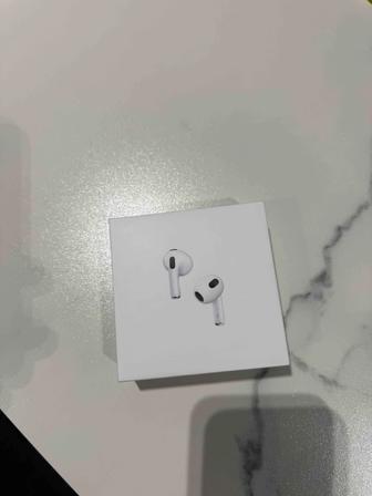 Apple AirPods 3 with Lightning Charging Case белый.