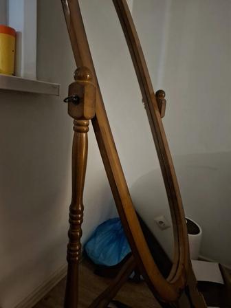 Зеркало с деревянной рамкой