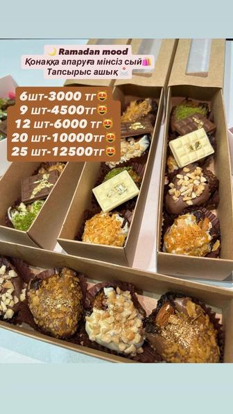 Клубника в шоколаде, финики в шоколаде