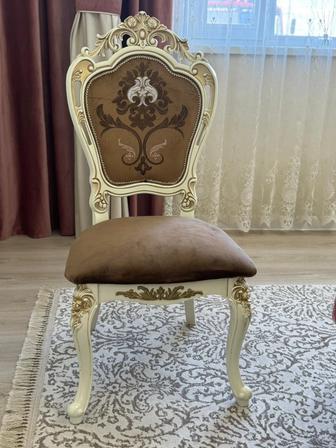 Стол и стулья