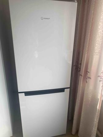 Б/у холодильник Indesit DS 4160 W белый