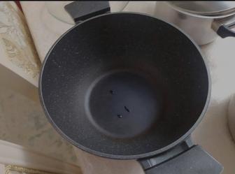 Набор кастрюль и принадлежностей для готовки. Конфетницы