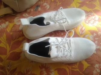 Продам кроссовки женские