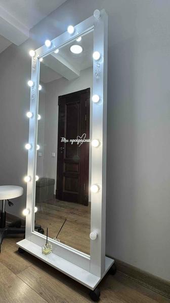 Зеркало напольное с лампами