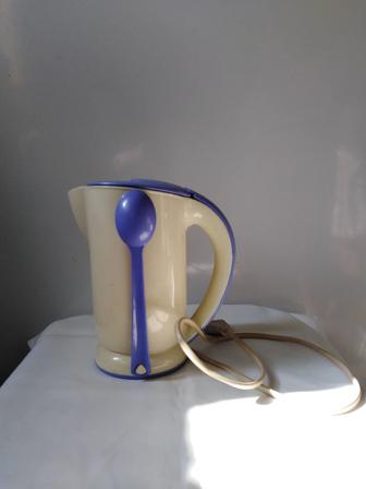 ОТДАМ ДАРОМ чайник. Электрический, маленький, 0,5л, пластик, Турция БУ