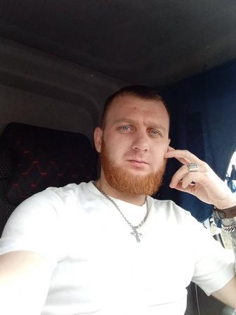 Водитель на своем авто легковом