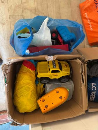 Продам целую коробку бу игрушек