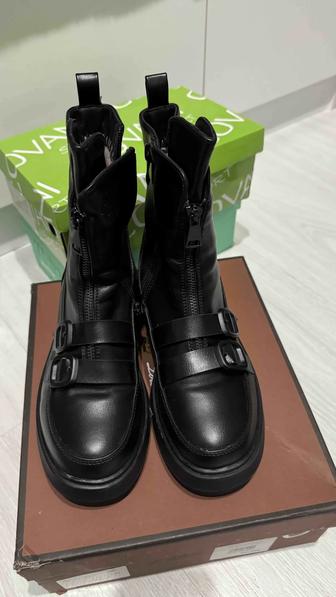 Продам женские ботинки