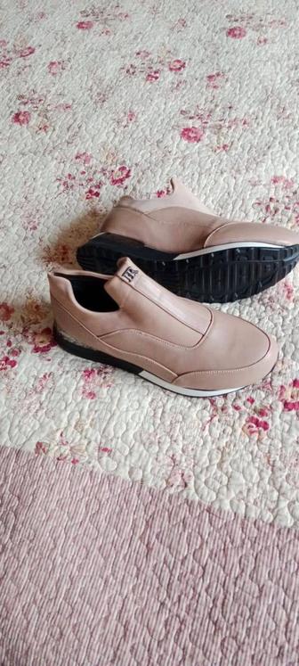 Новые удобные кроссовки