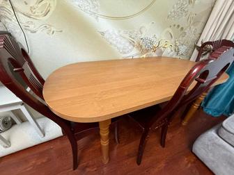 Стол с четырьмя стульями