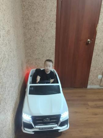 Продаю машину детскую