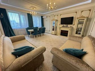 Продаю стол, стулья 10 шт и шторы. В подарок картины.