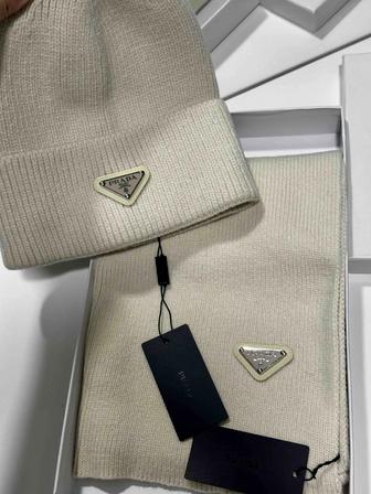 Шапка и шарф Prada
