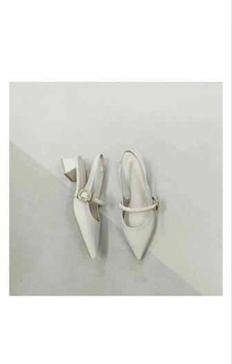 Бежевые туфли на каблуке