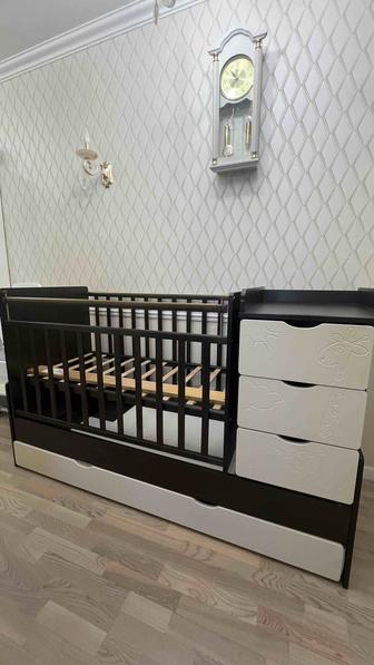 Продам детскую кровать- трансформер с пеленальным столиком и комодом
