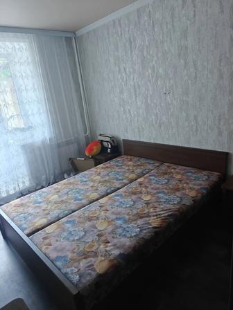 Продам в хорошем состоянии тахту с матрасом, две тумбочки, туалетный столик