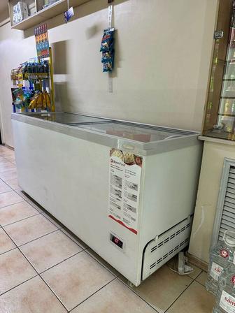 Продам витринный морозильник