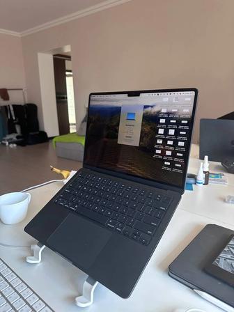 Продам Macbook air 13 2022 года