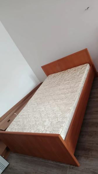 Продам кровать с матрасом