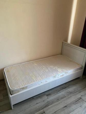 Односпальная кровать в хорошем состоянии