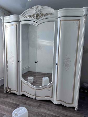 Продаю шкаф и туалетный столик с зеркалом