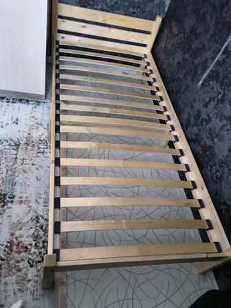 Продам кровать из сосны с ламелями (торг уместен)