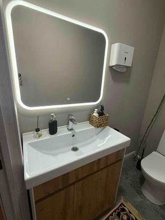 Раковина с тумбой и зеркалом