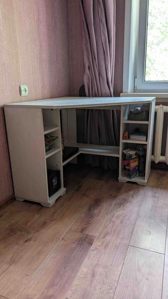 Продаю угловой белый стол IKEA