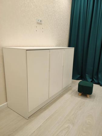 Комод-шкаф, тумба,в подарок стол.