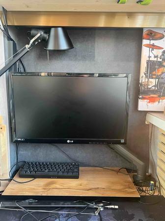 Продам монитор LG 24 с кронштейном