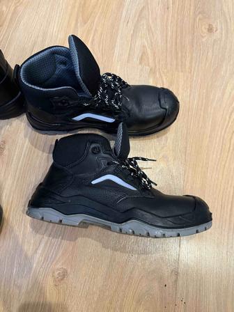 Продам спецобуви цена за 2 шт, новые