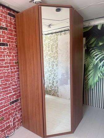 Продам шкаф угловой вместительный