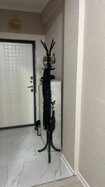 Продам вешалку напольную