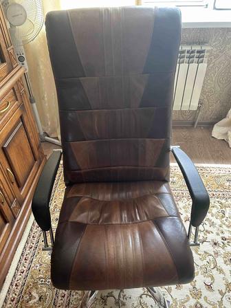 Продам офисное директорское кресло