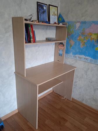 Продам стол школьный