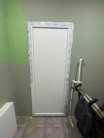 Продам пластиковые двери б/у