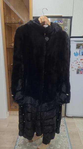 Продам шубу с капюшоном, б/у, цвет черный бриллиант, длина 110м