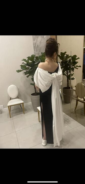 Атласное платье с бантом